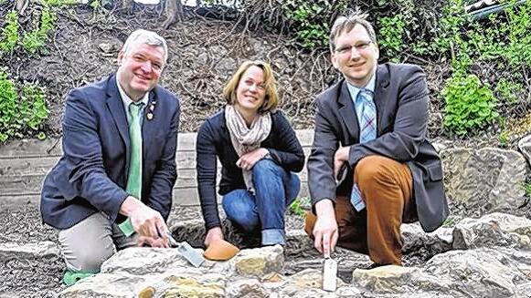 Stabwechsel: Wolfram Thein (rechts), der neue Mann an der Spitze, sein Vorgänger Jürgen Hennemann sowie Projektmanagerin Inga Masemann postierten sich fürs Foto an der fiktiven Grabungsstelle im Burgeninformationszentrum Altenstein. Stabwechsel: Wolfram Thein (rechts), der neue Mann an der Spitze, sein Vorgänger Jürgen Hennemann sowie Projektmanagerin Inga Masemann postierten sich fürs Foto an der fiktiven Grabungsstelle im Burgeninformationszentrum Altenstein.