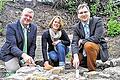 Stabwechsel: Wolfram Thein (rechts), der neue Mann an der Spitze, sein Vorgänger  Jürgen Hennemann sowie Projektmanagerin Inga Masemann postierten sich fürs Foto an der fiktiven Grabungsstelle im Burgeninformationszentrum Altenstein.
