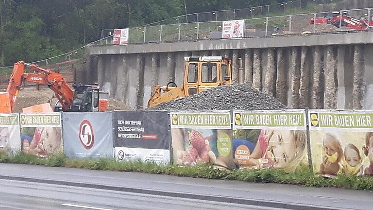 Es tut sich was auf der Lidl-Baustelle in der Versbacher Straße.