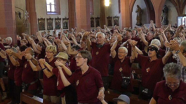 Gemeinsam Hand in Hand wurde der Gottesdienst in der Stadtpfarrkirche gefeiert.