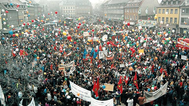 Hand in Hand mit den Gewerkschaften haben Betriebsräte in Mainfranken den einen oder anderen Erfolg erzielt. Und wenn es mit solchen Großdemonstrationen wie hier im Februar 1993 auf dem Markptlatz in Schweinfurt sein musste.