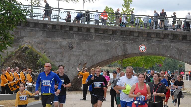 Beim Bonuslauf der VR Bank Kitzingen liefen die Teilnehmerinnen und Teilnehmer heuer unter der Alten Mainbrücke hindurch, weil war das Laufen auf der Brücke aus Sicherheitsgründen untersagt war.