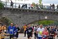 Beim Bonuslauf der VR Bank Kitzingen liefen die Teilnehmerinnen und Teilnehmer heuer unter der Alten Mainbrücke hindurch, weil war das Laufen auf der Brücke aus Sicherheitsgründen untersagt war.