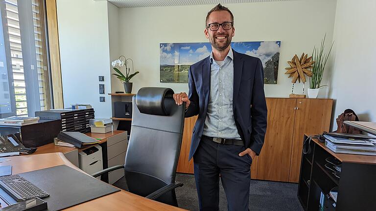 Große Vorfreude: Der neue Bürgermeister Björn Denner hat am Freitag sein Büro im Oberelsbacher Rathaus bezogen.