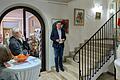 Ausstellungseröffnung in der Rathaus-Galerie: Bürgermeister Michael Sedelmayer (Mitte) und Ernst Weckert (Dritter von links) würdigten das vielfältige Schaffen von Horst Pilz.