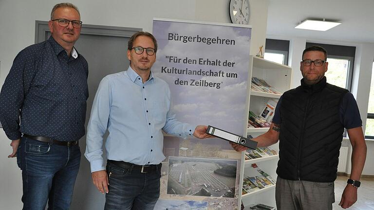 Initiator Ingo Förster (rechts) übergab am Dienstag 314 Unterschriften für einen Bürgerentscheid zum Solarpark Gückelhirn. VG-Leiter Armin Bogendörfer und Bürgermeister Wolfram Thein (von links) nahmen die Unterschriften entgegen. Initiator Ingo Förster (rechts) übergab am Dienstag 314 Unterschriften für einen Bürgerentscheid zum Solarpark Gückelhirn. VG-Leiter Armin Bogendörfer und Bürgermeister Wolfram Thein (von links) nahmen die Unterschriften entgegen.