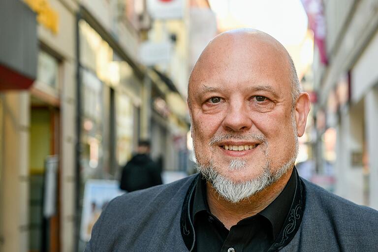 Wolfgang Weier ist der Geschäftsführer des Stadtmarketings 'Würzburg macht Spaß'und hält Würzburg für eine attraktive Einkaufsstadt. Wolfgang Weier ist der Geschäftsführer des Stadtmarketings 'Würzburg macht Spaß'und hält Würzburg für eine attraktive Einkaufsstadt.