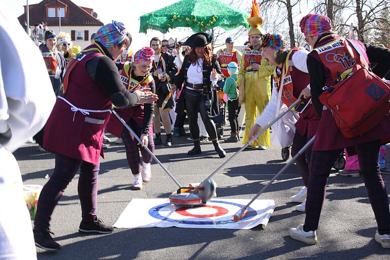 120 Männer und Frauen stark und gefühlt 100 Meter lang übertrumpfe das 'Team Olympia' der Karlstadter Feuerwehr alle Gruppen. Auch Curling und Bobfahrer waren vertreten. 120 Männer und Frauen stark und gefühlt 100 Meter lang übertrumpfe das 'Team Olympia' der Karlstadter Feuerwehr alle Gruppen. Auch Curling und Bobfahrer waren vertreten.