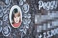 Ein Gedenkstein erinnert an das 2001 ermordete Mädchen Peggy auf dem Friedhof in Lichtenberg (Oberfranken). Der Tatverdächtige musste jetzt freigelassen werden.