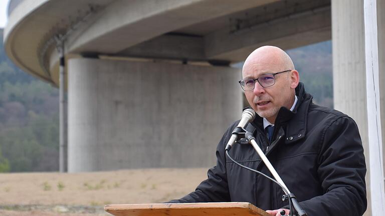 'Wenn man von Gemünden spricht, spricht man von Brücken', sagt Bürgermeister Jürgen Lippert. Ein Beleg: das Foto von der Einweihung der neuen Mainbrücke. 'Wenn man von Gemünden spricht, spricht man von Brücken', sagt Bürgermeister Jürgen Lippert. Ein Beleg: das Foto von der Einweihung der neuen Mainbrücke.