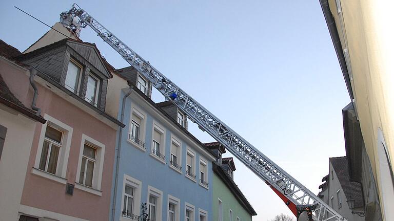 Ein an einen Kran angehangenes, rund sechs Meter langes Holzbauteil hat am 1. April mehrere Hausdächer in der Kitzinger Altstadt beschädigt. Ein an einen Kran angehangenes, rund sechs Meter langes Holzbauteil hat am 1. April mehrere Hausdächer in der Kitzinger Altstadt beschädigt.