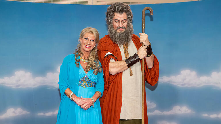 Ministerpräsident Markus Söder als Moses mit Gattin Karin Baumüller -Söder. Zahlreiche Prominente aus Politik und Gesellschaft laufen auf dem Roten Teppich am Freitag 10.02.23 bei Fastnacht in Franken in Veitshöchheim.