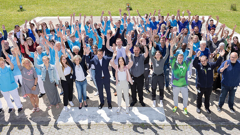 Ein großer Kollegenkreis erwartet neue Mitarbeitende am Rhön-Klinikum.