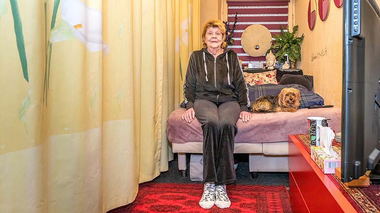 'Ich habe es mir in meiner Wohnung in den letzten Jahren gemütlich gemacht, ich würde natürlich gern bleiben', sagt Krystyna Thiele (auf dem Bild mit dem Hund ihres Sohnes).