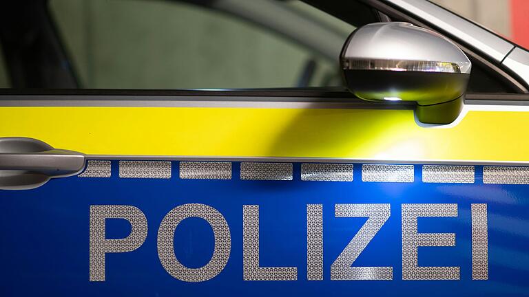 Fünf Jugendliche sollen in der Gemeinde Gochsheim (Lkr. Schweinfurt) einen Mitarbeiter der Gemeinde geschlagen, getreten und beraubt haben. Die Schweinfurter Polizei nahm die Tatverdächtigen im Alter von 15 und 16 Jahren fest.