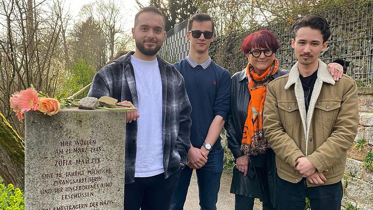 Sie sprachen eindringliche Worte bei der Gedenkveranstaltung für Zofia Malczyk: (von links) Youseef Abdo, Andreas Keller (beide Schüler des Bayernkollegs), Johanna Bonengel (Initiative gegen das Vergessen) und Samuel Wojack (Schüler des Bayernkollegs).