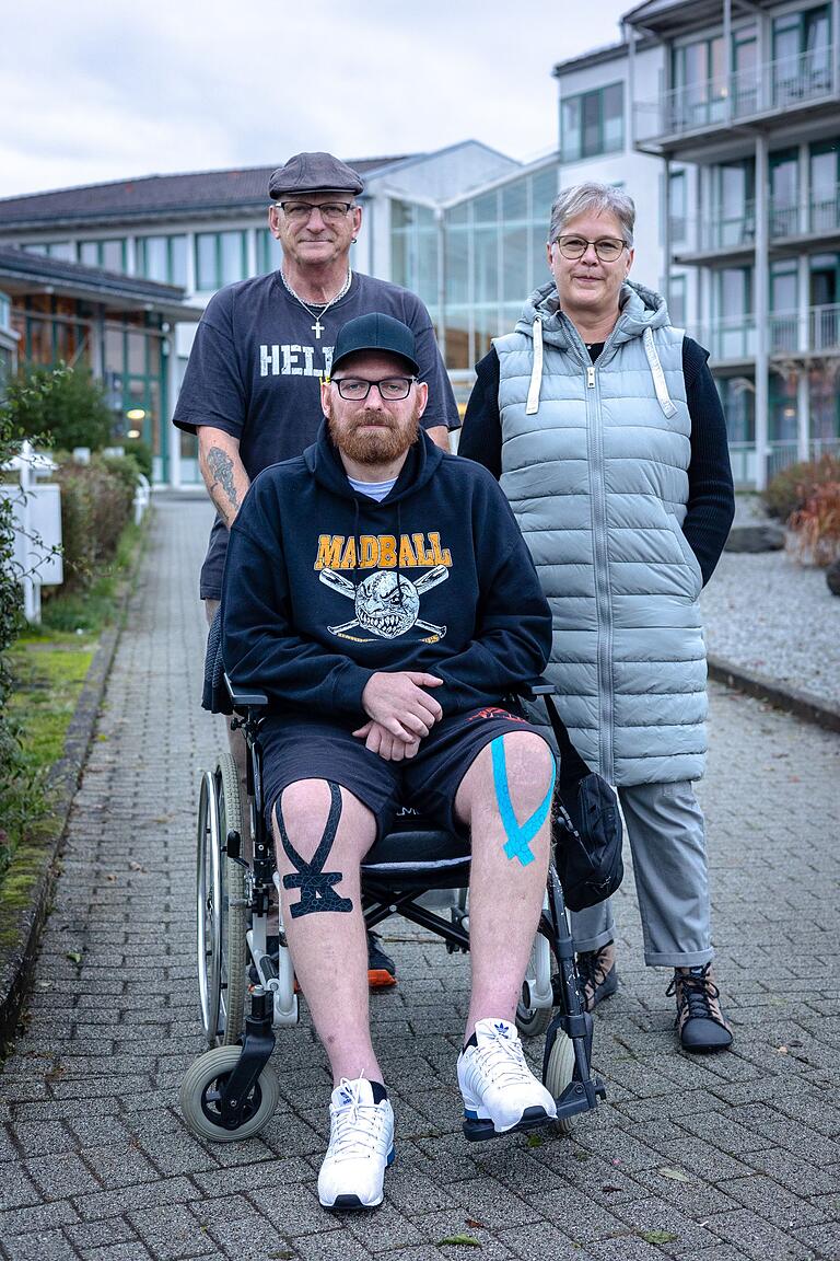 Frische Luft tut gut: Vater Gerald, Mutter Beate und Sohn Dominik Klebrig vor der Schön-Klinik in Bad Staffelstein. Frische Luft tut gut: Vater Gerald, Mutter Beate und Sohn Dominik Klebrig vor der Schön-Klinik in Bad Staffelstein.