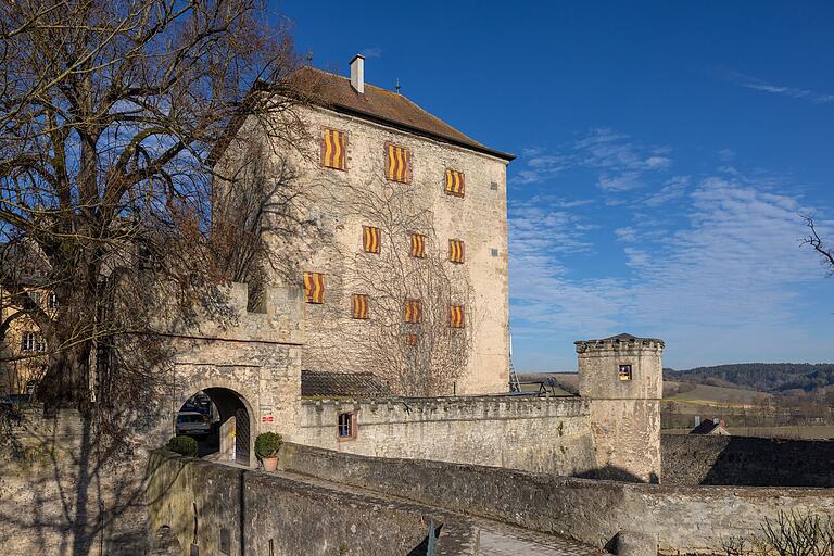 Die Schlossanlage von Thüngen ist ein markanter Mittelpunkt der Marktgemeinde. Blick auf den Burgteil 'Alter Stock'. Die Schlossanlage ist in Privatbesitz und kann nur von außen besichtigt werden. Ein hübsches Fotomotiv ist sie dennoch.