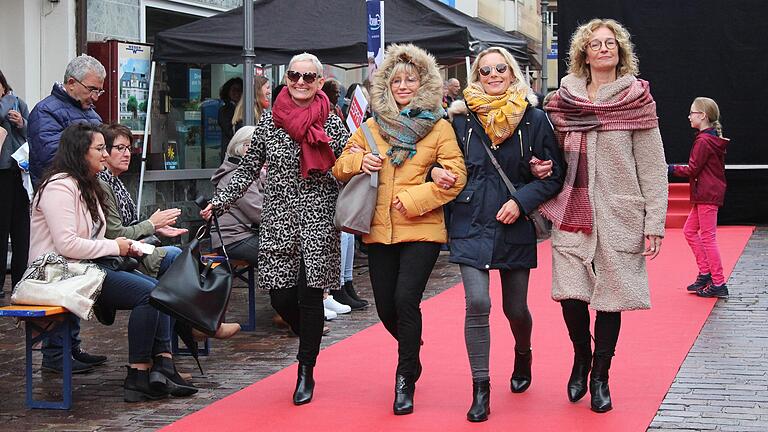 'Mode Live': Auf dem Catwalk in der Marktheidenfelder Innenstadt präsentieren 30 Models Herbstmode aus Marktheidenfelder Geschäften.