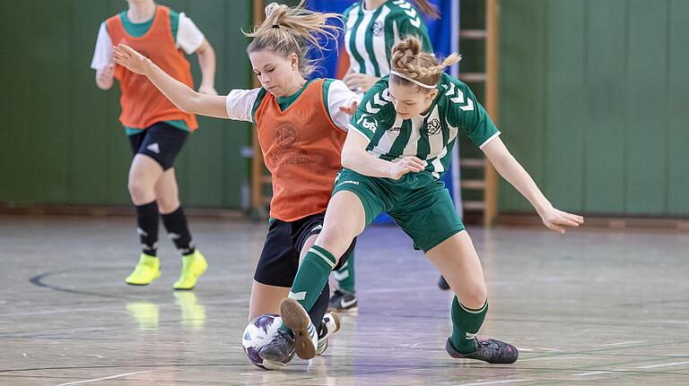 Szene aus der Vorrunde: Antonia Heider vom FC Schweinfurt 05 und die Veitshöchheimerin Karolina Teichmann (rechts). Szene aus der Vorrunde: Antonia Heider vom FC Schweinfurt 05 und die Veitshöchheimerin Karolina Teichmann (rechts).