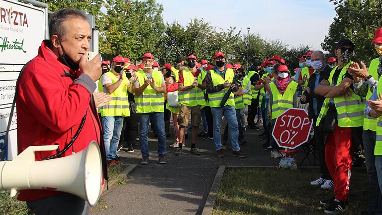 Warnstreik bei Hiestand in Gerolzhofen: Die Produktion stand am Donnerstag still, die Gewerkschaft Nahrung-Genuss-Gaststätten (NGG) hatte die Hiestand-Mitarbeiter dazu aufgerufen, die Arbeit niederzulegen. Im Vordergrund: Ibo Ocak, Geschäftsführer der NGG Region Unterfranken.