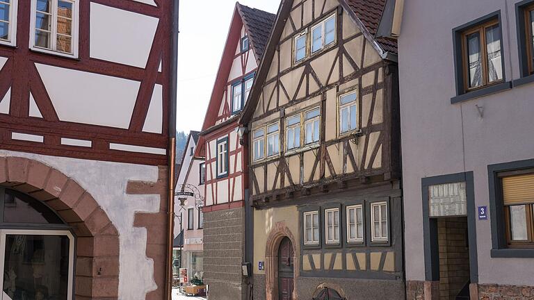 Interesse für einen Kauf bekundet die Stadt auch an dem alten Fachwerkhaus in der Hauptstraße 4. Eigentümer ist auch hier der Freistaat Bayern.