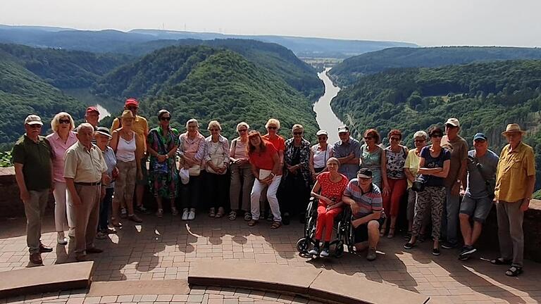 Bei der Sommerreise der KERH Würzburg-Veitshöchheim und den VdK-Ortsverbänden Würzburg-Stadtmitte sowie Grombühl  in das Saarland durfte ein Abstecher zur berühmten Saarschleife nicht fehlen.