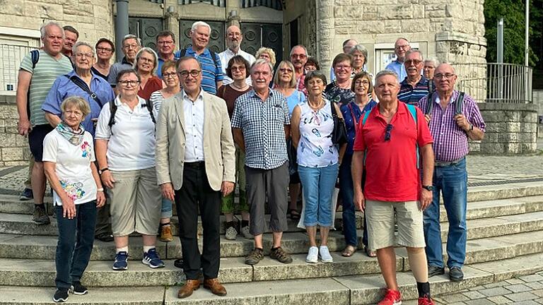 Gruppenbild auf den Stufen der Alten Synagoge in Essen mit Reiseleiterin Rita Metzger und Muchtar Al Ghusain (vorne Zweite und Dritter von links). Der frühere Würzburger Stadtrat und Kulturreferent ist nun in der Stadt Essen für die Bereiche Jugend, Bildung und Kultur zuständig.