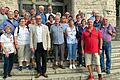 Gruppenbild auf den Stufen der Alten Synagoge in Essen mit Reiseleiterin Rita Metzger und Muchtar Al Ghusain (vorne Zweite und Dritter von links). Der frühere Würzburger Stadtrat und Kulturreferent ist nun in der Stadt Essen für die Bereiche Jugend, Bildung und Kultur zuständig.