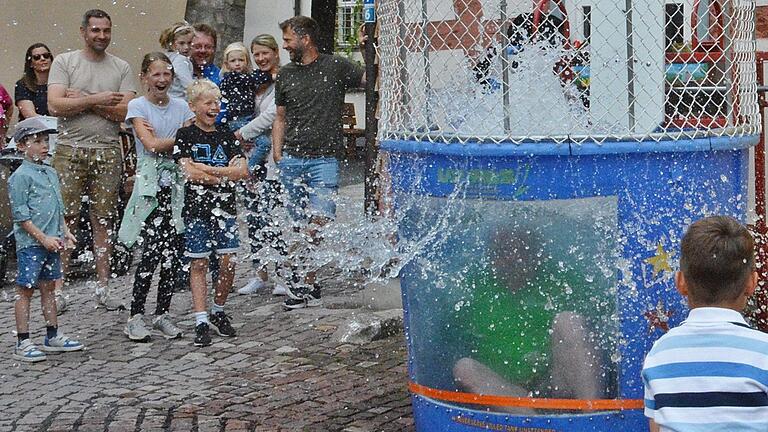 Wer wollte nicht schon mal einen Bürgermeister ins Wasser werfen? Das konnte man am Sonntagnachmittag beim Bischofsheimer Stadtfest. Wer wollte nicht schon mal einen Bürgermeister ins Wasser werfen? Das konnte man am Sonntagnachmittag beim Bischofsheimer Stadtfest.
