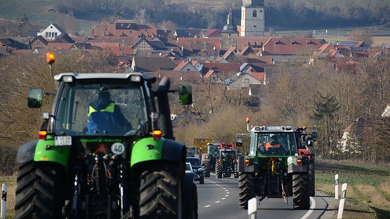 Mehrere hundert Traktoren waren am Montagmittag auf dem Weg zur Großkundgebung in Bad Neustadt. Hier der Troß bei Saal an der Saale