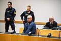 Mordprozess gegen Sportschützen       -  Der wegen der Ermordung von drei Nachbarn angeklagte Mann wird im Gerichtssaal von Polizisten bewacht. Der Mann will nach Angaben seines Anwalts auf Bildern nicht unkenntlich gemacht werden. (Archivfoto)