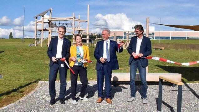 Mit einem symbolischen Banddurchschnitt eröffnen Vertreter der Wittenstein SE, Mitglieder der Unternehmerfamilie Wittenstein sowie Vertreter der Gemeinde feierlich den MINT-Radweg 'Der Technische' (von links):&nbsp; Bertram Hoffmann (Wittenstein SE), Anna-Katharina Wittenstein (Wittenstein SE), Manfred Wittenstein (Wittenstein SE) und Frank Menikheim (Bürgermeister Gemeinde Igersheim).