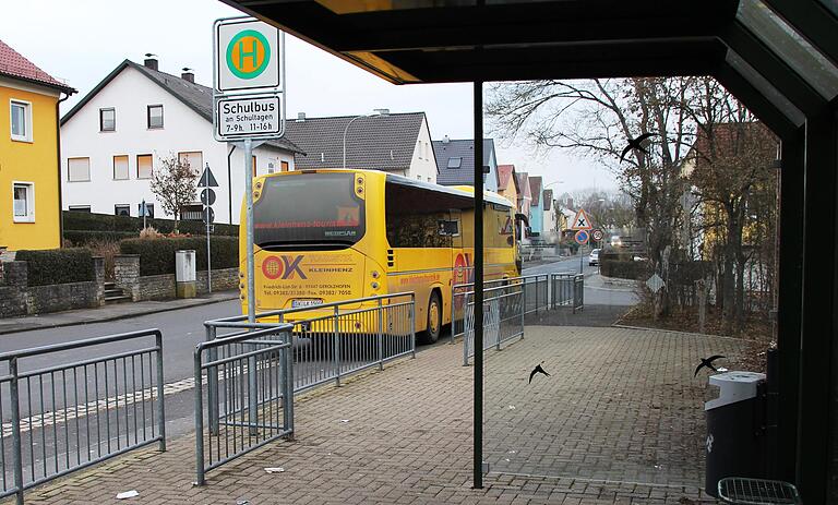 Auch die Verkehrssicherheit an der Schulbushaltestelle am Lülsfelder Weg kam in der Informationsveranstaltung zur Zukunft der hochgradig sanierungsbedürftigen Schulgebäude von Grund- und Mittelschule zur Sprache. Zeitweise stehen hier sieben Busse hintereinander und auf der anderen Seite die Autos der wartenden Eltern, die ihre Kinder abholen. Auch die Verkehrssicherheit an der Schulbushaltestelle am Lülsfelder Weg kam in der Informationsveranstaltung zur Zukunft der hochgradig sanierungsbedürftigen Schulgebäude von Grund- und Mittelschule zur Sprache. Zeitweise stehen hier sieben Busse hintereinander und auf der anderen Seite die Autos der wartenden Eltern, die ihre Kinder abholen. 