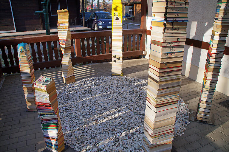 Kito Sinos Installation zum Thema 'Moderne Totems'. Kito Sinos Installation zum Thema 'Moderne Totems'.