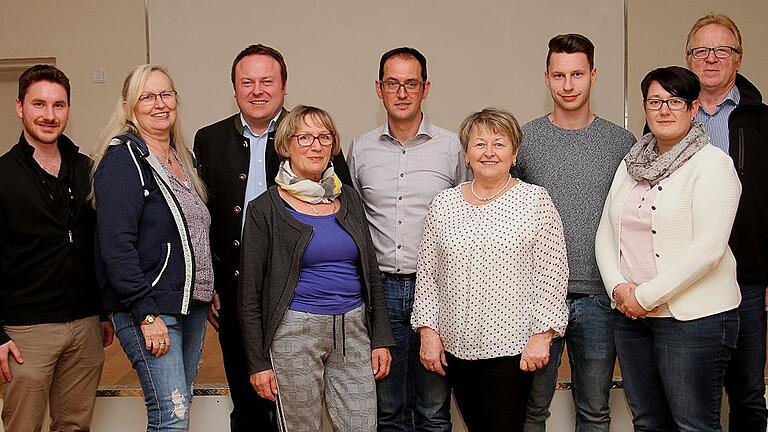 Der neu gewählte Vorstand des CSU-Ortsverbands Unterhohenried mit (von links) Sven Schnös, Christa Müller, Vorsitzendem Sebastian Schilling, Paula Fuchs, Bürgermeisterkandidat Volker Ortloff, Petra Schilling, Benedikt Will, Anja Henneberger und Walter Schilling. Der neu gewählte Vorstand des CSU-Ortsverbands Unterhohenried mit (von links) Sven Schnös, Christa Müller, Vorsitzendem Sebastian Schilling, Paula Fuchs, Bürgermeisterkandidat Volker Ortloff, Petra Schilling, Benedikt Will, Anja Henneberger und Walter Schilling.