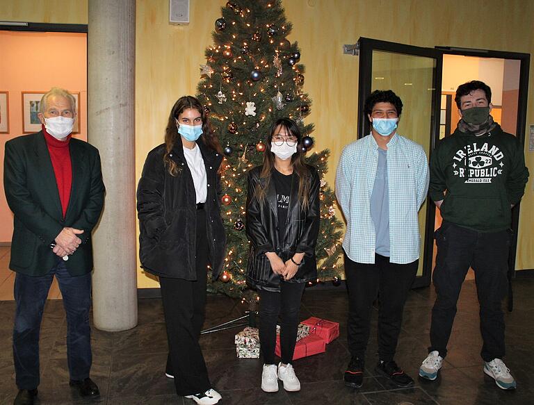 Für manche der ausländischen Schüler am Wiesentheider Gymnasium ist es noch nicht sicher, ob sie Weihnachten zuhause verbringen können. Von links: Internatsleiter Elmar Halbritter, Josefina aus Tschechien, Hyunhee (Korea), Yassin (Ägypten) und Robert (Russland) erzählten von den Schwierigkeiten, die die Pandemie mit sich bringt. Für manche der ausländischen Schüler am Wiesentheider Gymnasium ist es noch nicht sicher, ob sie Weihnachten zuhause verbringen können. Von links: Internatsleiter Elmar Halbritter, Josefina aus Tschechien, Hyunhee (Korea), Yassin (Ägypten) und Robert (Russland) erzählten von den Schwierigkeiten, die die Pandemie mit sich bringt.