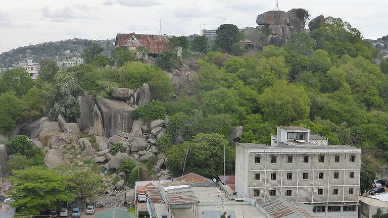 Das nichtrenovierte Gunzert-Haus auf einem Hügel inmitten der Stadt Mwanza (Tansania).