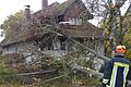 Eine 60 Jahre alte Buche mit zwei Stämmen fiel durch den Sturm auf ein Wohnhaus in Ermershausen.