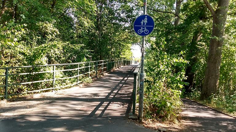 Ist der Sebastian-Kneipp-Steg etwa doch ein Fuß- und Radweg? Dieses Foto wurde im Sommer aufgenommen, inzwischen wurde das Schild entfernt.