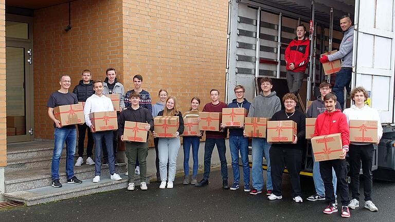 Schülerinnen und Schüler der FOSBOS Marktheidenfeld beim Verladen der Weihnachtstrucker-Pakete. Schülerinnen und Schüler der FOSBOS Marktheidenfeld beim Verladen der Weihnachtstrucker-Pakete.