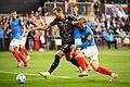 Holstein Kiel - Bayern München       -  Bayerns Harry Kane (l-r) behauptet den Ball gegen Kiels Finn Porath.