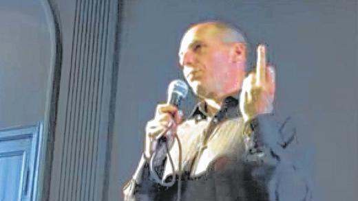 Das Bild des Anstoßes: Screenshot aus einem Youtube-Video, das den damaligen Wirtschaftsprofessor Gianis Varoufakis während eines Vortrags in Zagreb im Jahr 2013 zeigt.