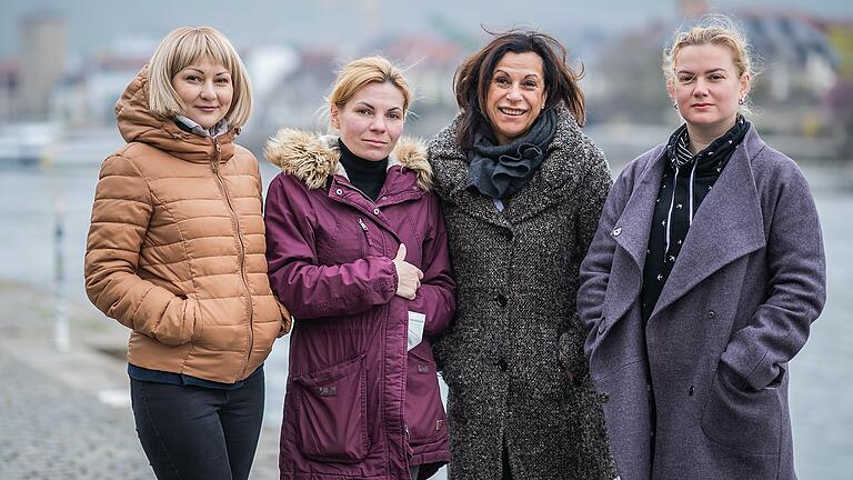 Drei geflüchtete Frauen, drei Schicksale (von links): Kateryna Petrash, Julia Kaurova und Olga Brazhnik mit Gabriele Nelkenstock  (Dritte von links), die sich für Geflüchtete einsetzt.