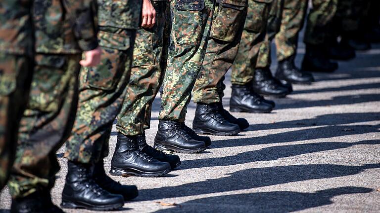 Bundeswehrsoldaten       -  Bundeswehrsoldaten stehen auf einem Platz.