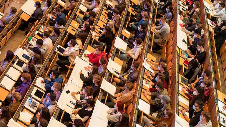 Hörsaal.jpeg       -  Studierende sitzen in einem Hörsaal einer Universität.