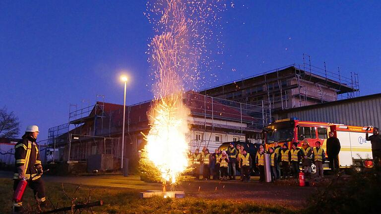 Die Freiwillige Feuerwehr in Opferbaum nahm sich Zeit, ihrer Kinderfeuerwehr zu zeigen, wie schnell und gefährlich ein Tannenbaum brennen kann. Die Freiwillige Feuerwehr in Opferbaum nahm sich Zeit, ihrer Kinderfeuerwehr zu zeigen, wie schnell und gefährlich ein Tannenbaum brennen kann.