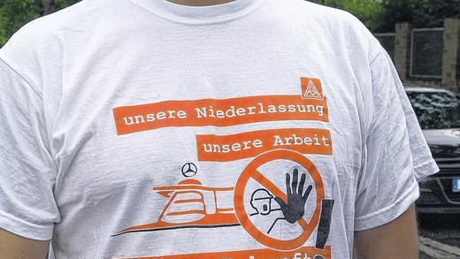 Protest-Shirt: Mit einer Menschenkette haben etwa 60 Beschäftigte der Mercedes-Niederlassung in Schweinfurt gegen Pläne des Konzerns zum Verkauf von Vertriebsniederlassungen protestiert. Sie fürchten dadurch Gehaltseinbußen und Personalabbau.