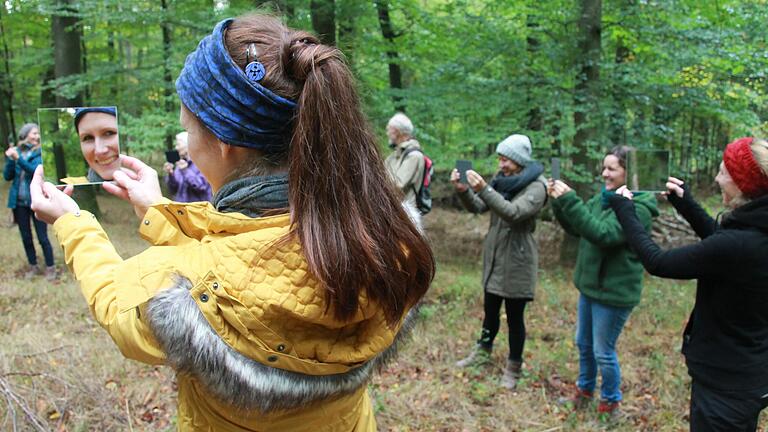 Beim Waldbaden mit Christina Haas eröffneten kleine Spiegel neue Perspektiven.&nbsp;