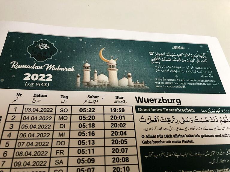 Der Ramadan-Kalender zeigt genau, wann gegessen und getrunken werden darf, jeweils frühmorgens ('Sahar')&nbsp; und abends ('Iftar'). Auch das spezielle Gebet zum Fastenbrechen (rechts) steht darauf.